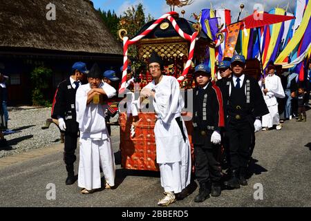 Scene del festival Doburoku nel villaggio di Shirakawa noto per le case tradizionali con i tetti di paglia Foto Stock