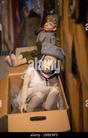 Magdeburg, Germania. 10th Mar, 2020. La bambola Alma dal gioco 'Sterntaler' si siede in una scatola di cartone nella collezione del teatro delle marionette. Dietro di esso c'è il caprino pietro dal gioco 'Heidi'. In futuro il teatro delle marionette vuole permettere ai membri della collezione del teatro delle marionette di visitare il fondo. Credit: Klaus-Dietmar Gabbert/dpa-Zentralbild/ZB/dpa/Alamy Live News Foto Stock