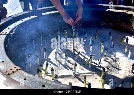 Vista ravvicinata all'interno di un grande bruciatore di incenso al tempio di Sensoji a Tokyo; un gran numero di bastoni di incenso che gettano via una grande quantità di mq Foto Stock