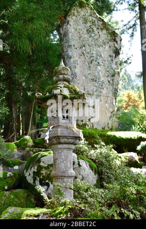 Piccoli santuari in pietra accanto al santuario di Hachiman nella città di Shirakawa, conosciuta per le case tradizionali con i tetti di paglia e il Doburoku fe Foto Stock