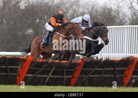 Vincitore di gara Miss Ballantyne guidato da Barry Geraghty (R) e Floral Spinner guidato da Chris Davies in jumping azione nella racinguk.com Mares Novices Foto Stock