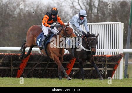 Vincitore di gara Miss Ballantyne guidato da Barry Geraghty (R) e Floral Spinner guidato da Chris Davies in jumping azione nella racinguk.com Mares Novices Foto Stock