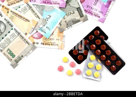 Mucchio di droga farmaceutica, pillole di medicina e soldi indiani, costo di sanità e concetto di assicurazione medica Foto Stock