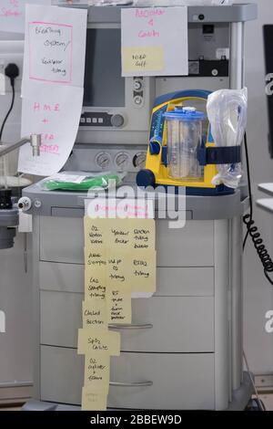 EMBARGED TO 00.01 MERCOLEDÌ 01 APRILE le apparecchiature mediche sono etichettate e preparate per l'uso da parte del personale NHS presso il centro Excel di Londra che è in corso di creazione di un ospedale temporaneo - l'ospedale NHS Nightingale, composto da due reparti, ciascuno di 2.000 persone, per aiutare ad affrontare il coronavirus. Foto PA. Data immagine: Martedì 31 marzo 2020. Un totale di 1.408 pazienti sono morti dopo aver testato il coronavirus positivo nel Regno Unito a partire da 5pm la domenica. Photo credit dovrebbe leggere: Stefan Rousseau/PA filo Foto Stock