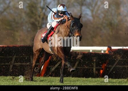 Teologo guidato da Joshua Moore sulla strada per vincere il pertemps handicap hurdle (Qualifier serie) Foto Stock