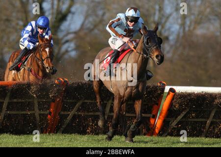 Teologo guidato da Joshua Moore sulla strada per vincere il pertemps handicap hurdle (Qualifier serie) Foto Stock