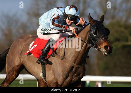 Teologo guidato da Joshua Moore sulla strada per vincere il pertemps handicap hurdle (Qualifier serie) Foto Stock