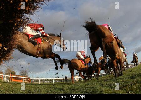 Il campo salta durante il pertemps handicap hurdle (qualificatore serie) Foto Stock