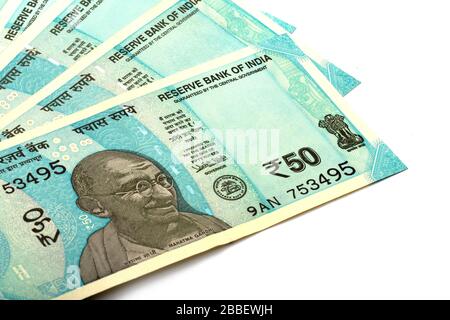 Valuta indiana di 50 rupie nota su sfondo bianco isolato, valuta indiana, rupie, rupie indiane, denaro indiano Foto Stock