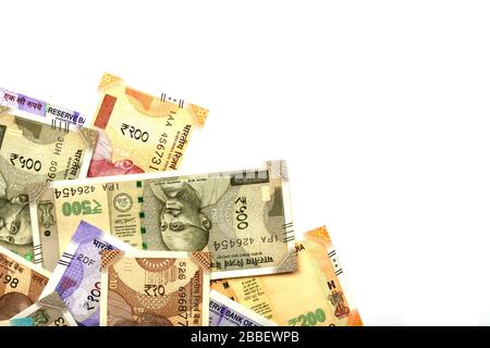 Denaro indiano su sfondo bianco isolato, valuta indiana, rupia, rupia indiana, denaro indiano, business, finanza, investimento, risparmio & corruzione concetto Foto Stock