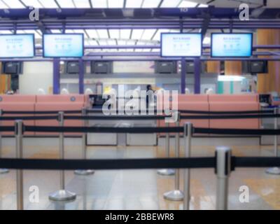 Sfondo sfocato dei banchi di check-in presso un generico terminal aeroportuale vuoto Foto Stock