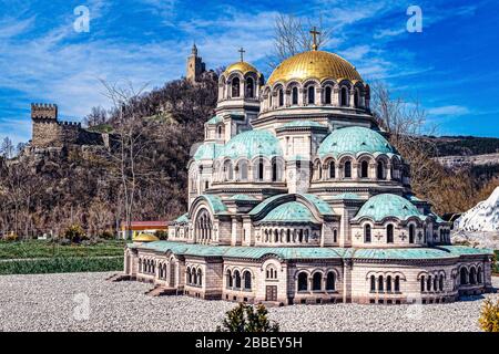 Modello della Cattedrale Alexander Nevsky con la fortezza di Tsaravets sullo sfondo al modello mini Bulgaria attrazione visitatori Veliko Tarnovo Bulgaria Foto Stock