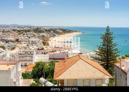 Vista sulla bellissima Albufeira con architettura bianca e ampia spiaggia sabbiosa, Algarve, Portogallo Foto Stock