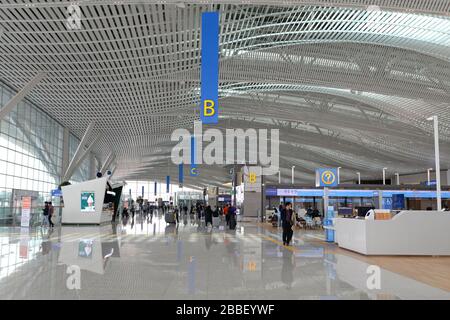 All'interno del terminal 2 dei passeggeri dell'aeroporto Incheon di Seoul. Soffitto alto e moderno. Sala check in con vista interna all'aeroporto Incheon di Seoul, Corea del Sud. Foto Stock