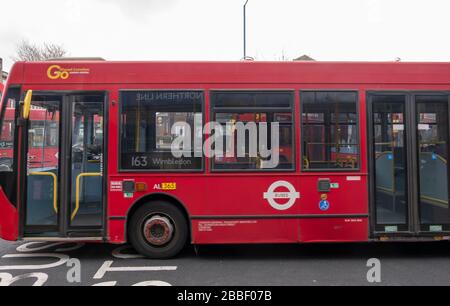 Morden, Londra, Regno Unito. 31st marzo 2020. Blocco del coronavirus. Gli autobus di Londra continuano a funzionare con un servizio ridotto, ma con pochi o nessun passeggero. Credito: Malcolm Park/Alamy Live News. Foto Stock