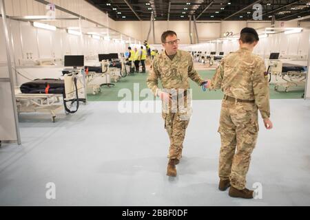 Personale militare presso il centro Excel di Londra, che viene fatto diventare un ospedale temporaneo - l'ospedale NHS Nightingale, composto da due reparti, ciascuno di 2,000 persone, per aiutare a combattere il coronavirus. Foto PA. Data immagine: Martedì 31 marzo 2020. Un totale di 1,408 pazienti sono morti dopo test positivi per coronavirus nel Regno Unito a partire dalle 17 di domenica. Il credito fotografico dovrebbe essere: Stefan Rousseau/PA Wire Foto Stock