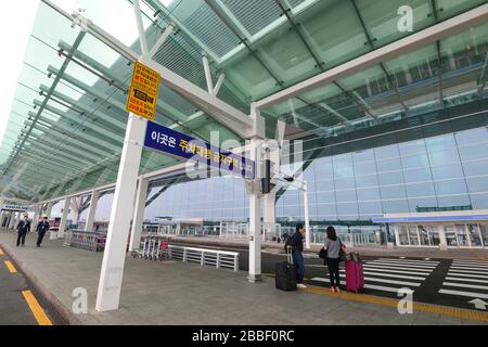 Vista esterna dell'Aeroporto Incheon di Seoul, nuovo Terminal 2, usato da Korean Air. Edificio moderno con vetro. I passeggeri si incrociano a piedi fino al terminal. Foto Stock