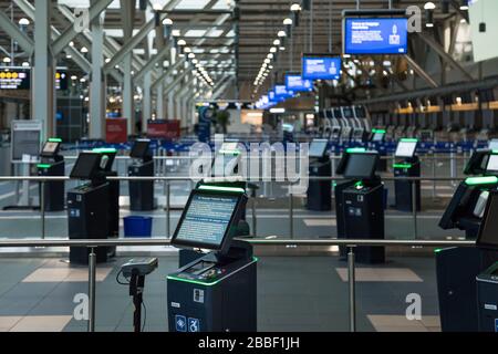 RICHMOND, BC, CANADA - 29 MAR 2020: Sezione partenze internazionali di YVR quasi vuota a causa della pandemia di coronavirus COVID-19. Foto Stock