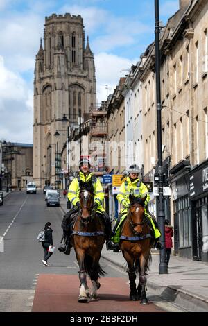 Gli ufficiali di polizia montati pattugliano le strade di Bristol, dal momento che le restrizioni governative del Regno Unito continuano a cercare di contenere l’epidemia di coronavirus. Foto Stock