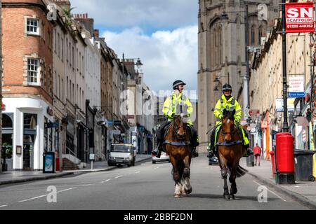 Gli ufficiali di polizia montati pattugliano le strade di Bristol, dal momento che le restrizioni governative del Regno Unito continuano a cercare di contenere l’epidemia di coronavirus. Foto Stock