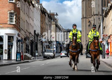 Gli ufficiali di polizia montati pattugliano le strade di Bristol, dal momento che le restrizioni governative del Regno Unito continuano a cercare di contenere l’epidemia di coronavirus. Foto Stock