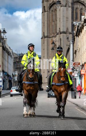 Gli ufficiali di polizia montati pattugliano le strade di Bristol, dal momento che le restrizioni governative del Regno Unito continuano a cercare di contenere l’epidemia di coronavirus. Foto Stock