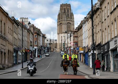 Gli ufficiali di polizia montati pattugliano le strade di Bristol, dal momento che le restrizioni governative del Regno Unito continuano a cercare di contenere l’epidemia di coronavirus. Foto Stock