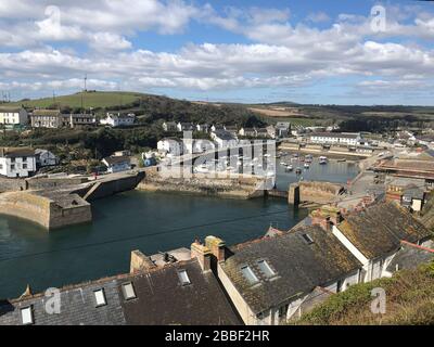 Porthleven, Cornwall, Regno Unito. 31st marzo 2020. Porthleven Cornovaglia a Lockdown, molto tranquillo e spettrale silenzio senza persone o fotografi, spiaggia, Cornovaglia spiaggia, torre dell'orologio, deserta credito: kathleen bianco / Alamy Live News Foto Stock