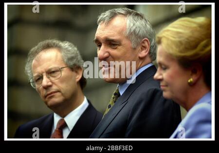 Il Taoiseach irlandese Berty Ahern con il primo ministro della Scozia Henry McLeish e Helen Liddle a Bute House, Edimburgo Foto Stock