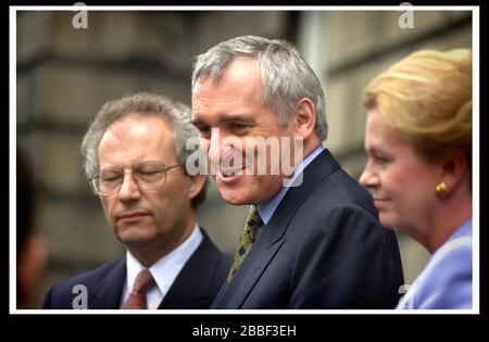 Il Taoiseach irlandese Berty Ahern con il primo ministro della Scozia Henry McLeish e Helen Liddle a Bute House, Edimburgo Foto Stock