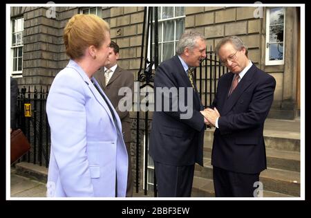 Il Taoiseach irlandese Berty Ahern con il primo ministro della Scozia Henry McLeish e Helen Liddle a Bute House, Edimburgo Foto Stock