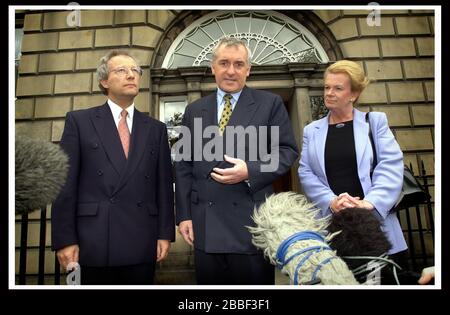 Il Taoiseach irlandese Berty Ahern con il primo ministro della Scozia Henry McLeish e Helen Liddle a Bute House, Edimburgo Foto Stock