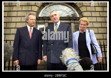 Il Taoiseach irlandese Berty Ahern con il primo ministro della Scozia Henry McLeish e Helen Liddle a Bute House, Edimburgo Foto Stock