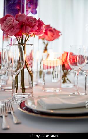 ristorante cena party tavolo impostazione rose bicchieri grande finestra Foto Stock