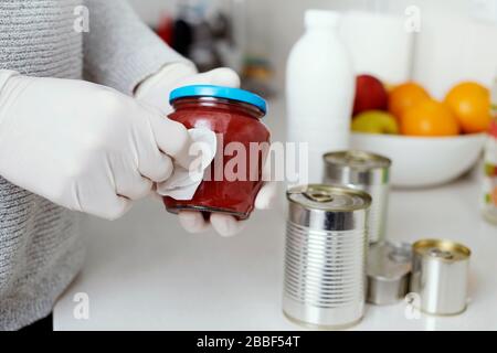 Lavare i piatti in cucina - giallo e blu - guanti di plastica con un sacco  di schiuma - Maschio lavando i piatti in cucina zona lavandino - vista  superiore Foto stock - Alamy