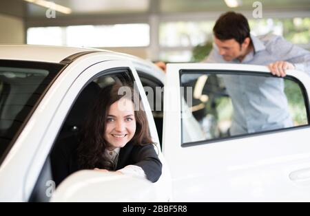 Una coppia guarda un'auto in un concessionario di auto Foto Stock