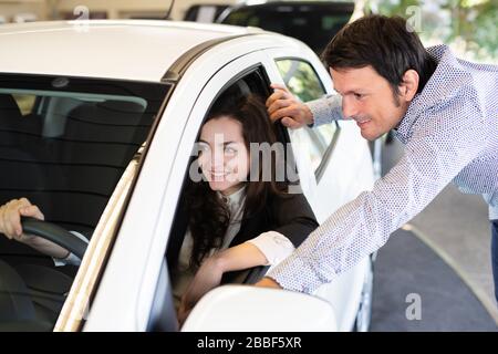 Una coppia guarda un'auto in un concessionario di auto Foto Stock