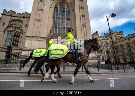 Gli ufficiali di polizia montati pattugliano le strade di Bristol, dal momento che le restrizioni governative del Regno Unito continuano a cercare di contenere l’epidemia di coronavirus. Foto Stock