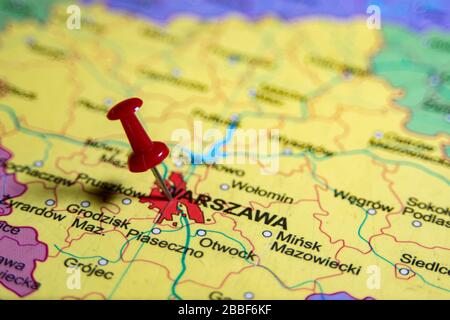 Città polacca Warszawa puntinato con pushpin sulla mappa colorata Foto Stock