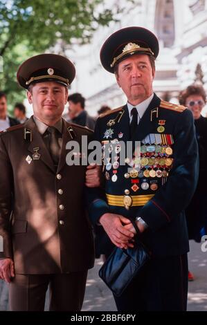 Uomini militari che indossano la loro divisa e le loro medaglie il 9 maggio, giorno della vittoria vicino a Piazza Rossa, Mosca. Foto Stock