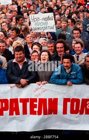 Un uomo ha una bandiera 'Hurrah for the First Spring of Democracy.' in un rally a sostegno di Boris Yelsin, maggio 1990 Foto Stock