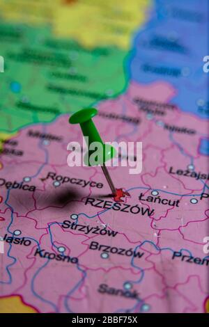 Città polacca Rzeszów con puntina sulla mappa colorata Foto Stock