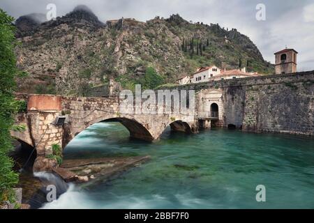 Cattaro, Montenegro. Vecchio ponte di pietra attraverso il fiume Scurda e porta alla città vecchia Foto Stock