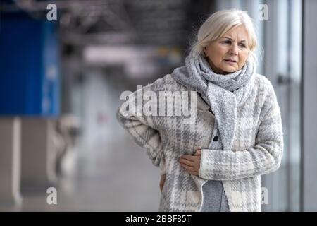 Donna anziana che soffre di dolore Foto Stock
