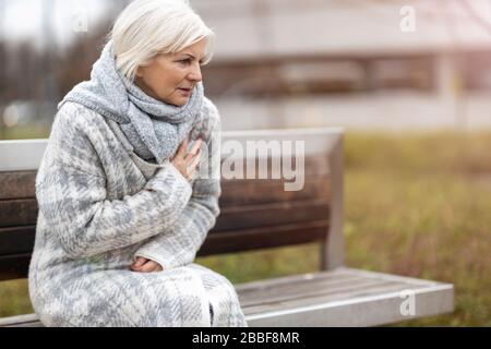 Donna anziana che soffre di dolore Foto Stock