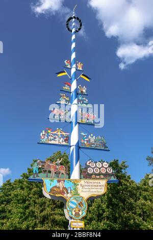 il maypole nel mercato dei Victuals / Viktualienmarkt di Monaco, Germania, durante il giorno Foto Stock