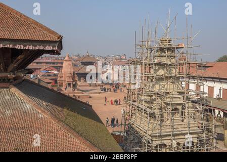 Bhaktapur, Nepal - 28 gennaio 2020: La gente che ricostruisce un tempiale dopo il terremoto a Bhaktapur sul Nepal Foto Stock