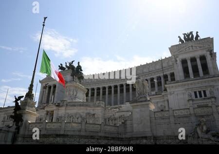 Roma, Italia. 31st Mar, 2020. Una bandiera nazionale italiana è volata a mezzo palo, per piangere i morti del paese a causa della malattia del coronavirus (COVID-19), a Roma, Italia, 31 marzo 2020. La pandemia di coronavirus ha dichiarato 11.591 vite in Italia bloccata fino a lunedì, poiché il numero complessivo di casi ha raggiunto 101.739, secondo i dati più recenti del Dipartimento della protezione civile. Credito: Alberto Lingria/Xinhua/Alamy Live News Foto Stock