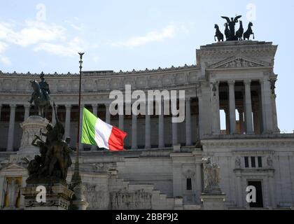 Roma, Italia. 31st Mar, 2020. Una bandiera nazionale italiana è volata a mezzo palo, per piangere i morti del paese a causa della malattia del coronavirus (COVID-19), a Roma, Italia, 31 marzo 2020. La pandemia di coronavirus ha dichiarato 11.591 vite in Italia bloccata fino a lunedì, poiché il numero complessivo di casi ha raggiunto 101.739, secondo i dati più recenti del Dipartimento della protezione civile. Credito: Alberto Lingria/Xinhua/Alamy Live News Foto Stock