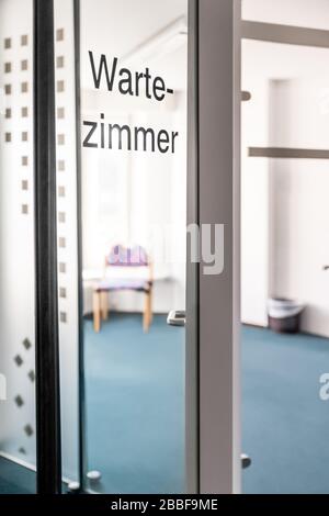 una sala d'attesa vuota in un ospedale o in una clinica, concetti come il virus corona o covid-19, sars-cov-2 Foto Stock